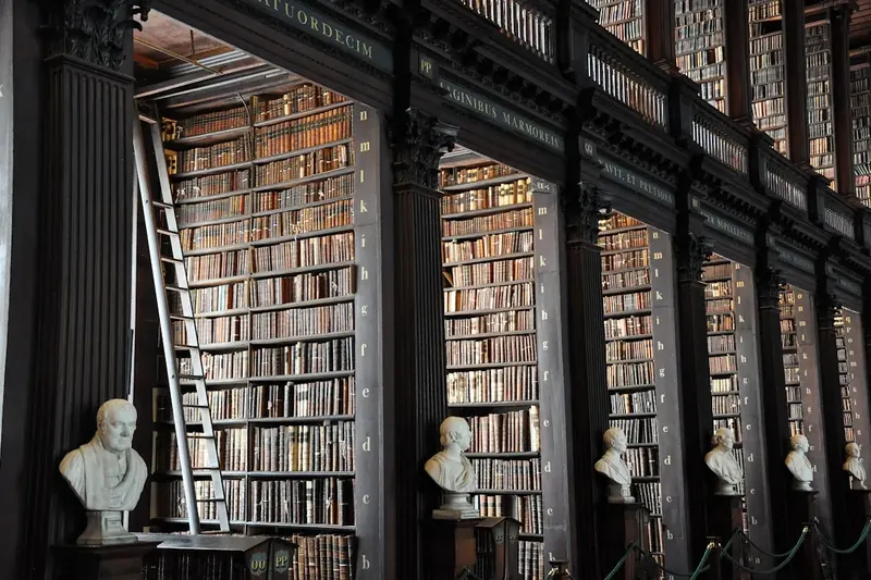 Историческая библиотека со старыми книгами